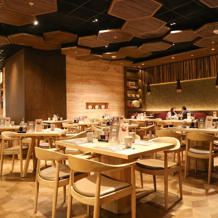 Casual restaurant with booth seating